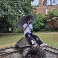 undefinedを聴いたり、ミュージックビデオを鑑賞したり、経歴やツアー日程などを確認したりしましょう！