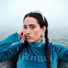 Dengarkan Hiru, tonton video musik, baca bio, lihat tanggal tur & lainnya!