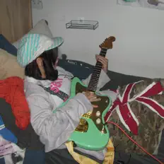 Hör dir JoLAE an, schau dir Musikvideos an, lies die Biografie, finde Tourdaten und mehr!