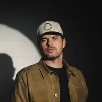 Hör dir undefined an, schau dir Musikvideos an, lies die Biografie, finde Tourdaten und mehr!