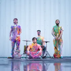 Dengarkan Left on Read, tonton video musik, baca bio, lihat tanggal tur & lainnya!