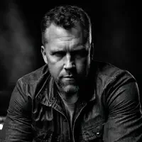 undefined dinle, müzik videolarını izle, biyografisini oku, tur tarihlerini ve daha fazlasını gör!