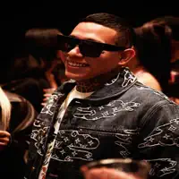 Hör dir undefined an, schau dir Musikvideos an, lies die Biografie, finde Tourdaten und mehr!