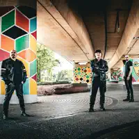 Escucha a undefined, mira vídeos musicales, lee la biografía, consulta fechas de giras y mucho más.