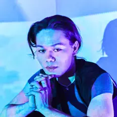 Dom McAllisterを聴いたり、ミュージックビデオを鑑賞したり、経歴やツアー日程などを確認したりしましょう！
