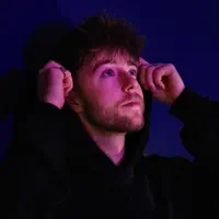 Ouça undefined, assista a videoclipes, leia a biografia, veja as datas das turnês e mais!