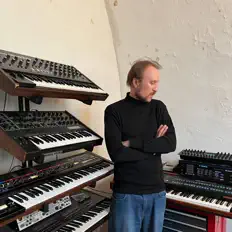 聆聽 Stiletti-Ana、觀看音樂影片、閱讀小傳、查看巡演日期等！