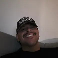 Hör dir Leeroy Cee an, schau dir Musikvideos an, lies die Biografie, finde Tourdaten und mehr!