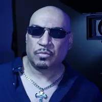 Hör dir undefined an, schau dir Musikvideos an, lies die Biografie, finde Tourdaten und mehr!