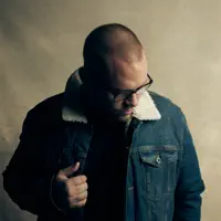 Dengarkan undefined, tonton video musik, baca bio, lihat tanggal tur & lainnya!