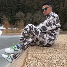 Poslechněte si interpreta Lazystance, sledujte hudební videa, přečtěte si životopis, podívejte se na data turné a další informace.