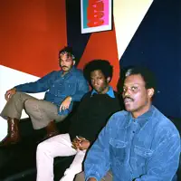 Luister naar undefined, bekijk muziekvideo's, lees de bio, bekijk de tourdata, en meer!
