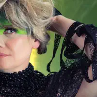 Hör dir undefined an, schau dir Musikvideos an, lies die Biografie, finde Tourdaten und mehr!