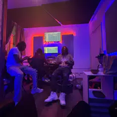 收听 Dollo Dee、观看音乐视频、阅读小传、查看巡演日期等 ！