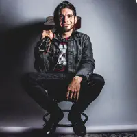 Poslechněte si interpreta undefined, sledujte hudební videa, přečtěte si životopis, podívejte se na data turné a další informace.