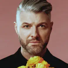 聆聽 Pierre Lapointe、觀看音樂影片、閱讀小傳、查看巡演日期等！