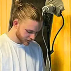 Poslechněte si interpreta J.Kobee, sledujte hudební videa, přečtěte si životopis, podívejte se na data turné a další informace.