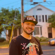 Posłuchaj wykonawcy Skomu, obejrzyj teledyski, przeczytaj biografię, zobacz daty tras koncertowych i nie tylko!