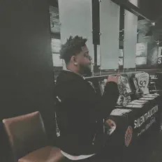 聆聽 kelezo、觀看音樂影片、閱讀小傳、查看巡演日期等！