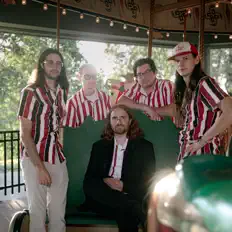 Dengarkan The Carousel, tonton video musik, baca bio, lihat tanggal tur & lainnya!