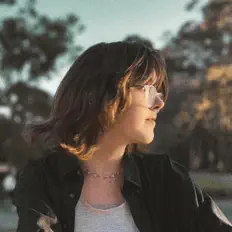 elke sageを聴いたり、ミュージックビデオを鑑賞したり、経歴やツアー日程などを確認したりしましょう！