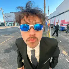 Ακούστε περιεχόμενο από Riley Kasso, παρακολουθήστε μουσικά βίντεο, διαβάστε το βιογραφικό, δείτε ημερομηνίες περιοδείας, και πολλά ακόμη!