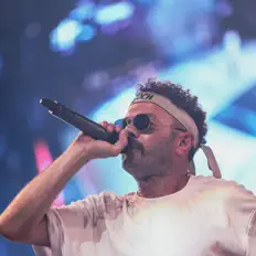 Hör dir LLOCH an, schau dir Musikvideos an, lies die Biografie, finde Tourdaten und mehr!