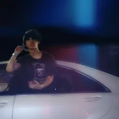 聆聽 Young 888、觀看音樂影片、閱讀小傳、查看巡演日期等！