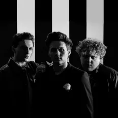 Encoreを聴いたり、ミュージックビデオを鑑賞したり、経歴やツアー日程などを確認したりしましょう！