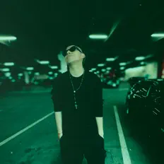 聆聽 Distinto、觀看音樂影片、閱讀小傳、查看巡演日期等！
