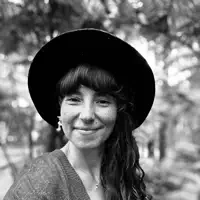 Poslechněte si interpreta undefined, sledujte hudební videa, přečtěte si životopis, podívejte se na data turné a další informace.