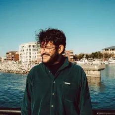 Poslechněte si interpreta Esteban, sledujte hudební videa, přečtěte si životopis, podívejte se na data turné a další informace.