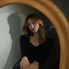 聆聽 Tia Rose、觀看音樂影片、閱讀小傳、查看巡演日期等！