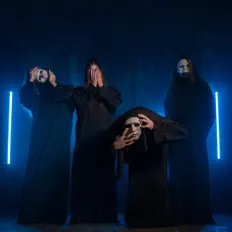 Below The Sunを聴いたり、ミュージックビデオを鑑賞したり、経歴やツアー日程などを確認したりしましょう！