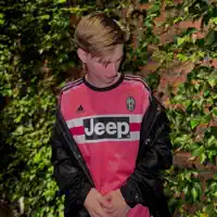 Poslechněte si interpreta undefined, sledujte hudební videa, přečtěte si životopis, podívejte se na data turné a další informace.