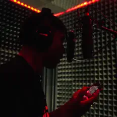 聆聽 SelfMadeCliff、觀看音樂影片、閱讀小傳、查看巡演日期等！