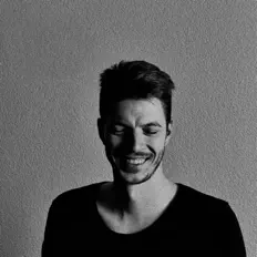 聆聽 Chase NDA、觀看音樂影片、閱讀小傳、查看巡演日期等！