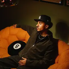 LARIICAを聴いたり、ミュージックビデオを鑑賞したり、経歴やツアー日程などを確認したりしましょう！