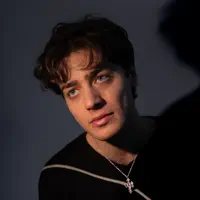 Escucha a undefined, mira videos musicales, lee su biografía, consulta las fechas de las gira y más.