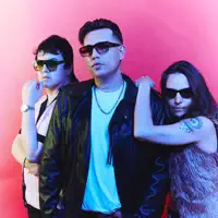 Ascolta undefined, guarda video musicali, leggi la biografia, vedi le date del tour & altro!