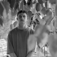 聆聽 אורי עמיר、觀看音樂影片、閱讀小傳、查看巡演日期等！