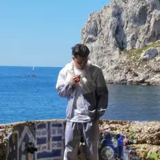 聆聽 Lamzo、觀看音樂影片、閱讀小傳、查看巡演日期等！