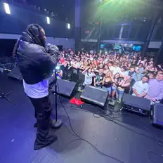 聆聽 Gloaty、觀看音樂影片、閱讀小傳、查看巡演日期等！