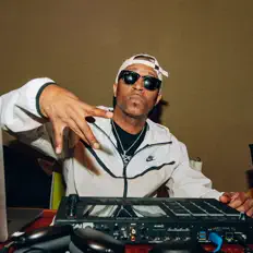 Hör dir Drumma Boy an, schau dir Musikvideos an, lies die Biografie, finde Tourdaten und mehr!