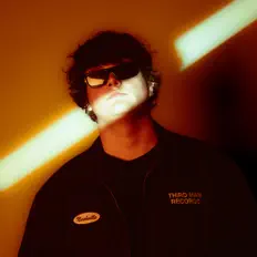 Dengarkan CharlieWonder, tonton video musik, baca bio, lihat tanggal tur & lainnya!