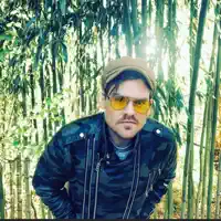 收听 undefined、观看音乐视频、阅读小传、查看巡演日期等 ！