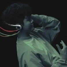 收听 Shapop、观看音乐视频、阅读小传、查看巡演日期等 ！