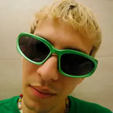 Poslechněte si interpreta Chris Estrella, sledujte hudební videa, přečtěte si životopis, podívejte se na data turné a další informace.