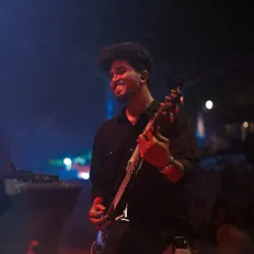 Arjun을(를) 듣고, 뮤직 비디오를 보고, 약력을 읽고, 투어 일정 등을 확인하세요!