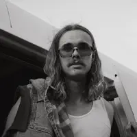 undefined dinle, müzik videolarını izle, biyografisini oku, tur tarihlerini ve daha fazlasını gör!